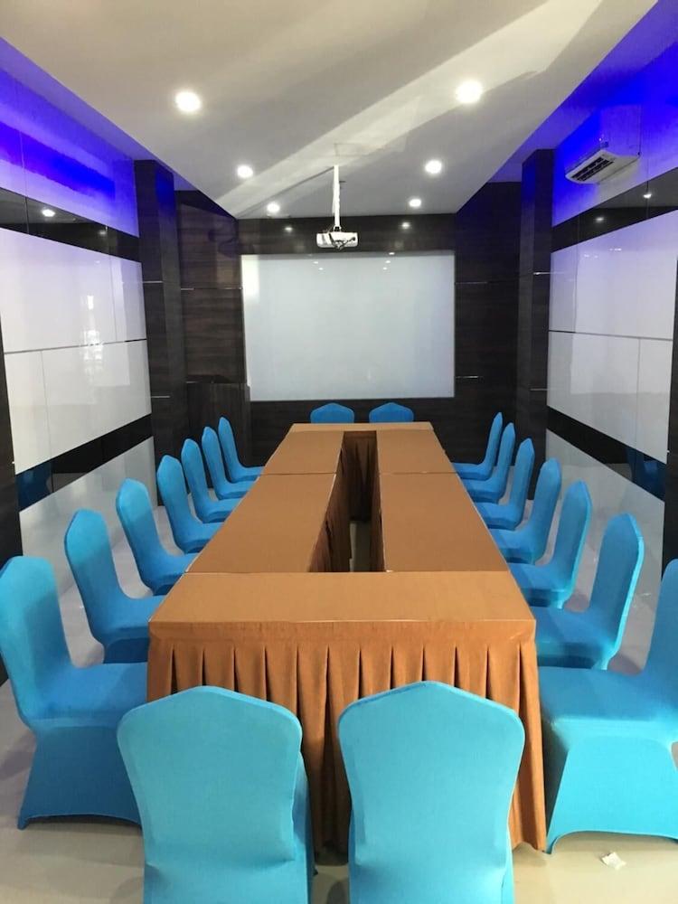 Os Hotel Airport Batam Екстер'єр фото